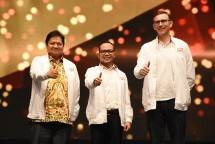 Menteri Perindustrian Airlangga Hartarto berfoto bersama Menteri Ketenagakerjaan Hanif Dhakiri (tengah) serta Presiden Direktur PT HM Sampoerna Midaugas Trumpaitis (kanan) saat menghadiri Pesta Retail Nasional PT HM Sampoerna di Tangerang, Banten (Fo