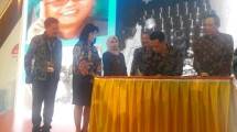 Dirjen IKM Kemenperin Gati Wibawaningsih saat menyaksikan penandatanganan MoU anatara IKM komponen otomotif dengan industri besar (Foto: Ditjen IKM) 