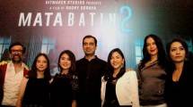 Para Pemain dan Sutradara (Rocky Soraya, Tengah) Film Mata Batin 2