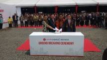 Menteri Perindustrian Airlangga Hartarto bersama Kepala BKPM Thomas Lembong dan Chairman Lotte Group Shin Dong Bin dalam acara Groundbreaking pabrik petrokimia PT Lotte Chemical Indonesia (Foto: Ridwan/Industry.co.id)