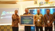 Deputi Gubernur BI kiri dan Dirut BNI Syariah Abdullah Firman Wibowo
