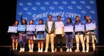  Ricky Suhendar, Marketing Director PT. Amerta Indah Otsuka dan Reza Muhammad, Professional Dance Coach bersama Ke-tujuh Finalis POCARI SWEAT Dance Cover Competition. 