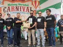 Asisten Deputi Strategi Komunikasi Pemasaran I Kemenpar Hariyanto bersama Owner Malang Strudel Teuku Wisnu saat gelaran Malang Strudel Carnival