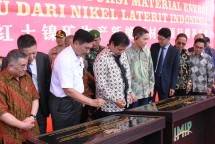 Menteri Perindustrian Airlangga Hartarto bersama Menko Bidang Kemaritiman Luhut Binsar Pandjaitan saat penandatanganan prasasti dimulainya pembangunan pabrik bahan baku baterai kendaraan listrik di IMIP (Foto:Kemenperin) 