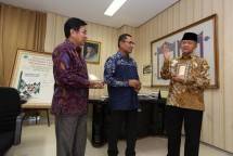 Penyerahan simbolik Al Qur`an tersebut diserahkan langsung oleh Ketua Umum Yayasan Muslim Sinar Mas Saleh Husin kepada Sekjen MUI, Anwar Abbas, di kantor MUI, Selasa (22/1/2018).