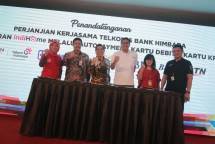 Direktur Consumer Service Telkom Siti Choiriana (paling kiri) dan Direktur Enterprise & Business Service Telkom Dian Rachmawan (paling kanan) berfoto bersama HIMBARA
