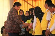 Menteri Perindustrian Airlangga Hartarto saat peluncuran program pendidikan vokasi tahap ke-8 di Kawasan Industri Surabaya Industrial Estate Rungkut (SIER) 