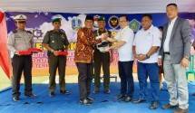 Teten Indra Abdillah mewakili Lembaga Pengembangan CSR Indonesia (LPCI) memberikan bantuan CSR secara Simbolis kepada Kepala Desa Tebel Gedangan, Sidoardjo, Jawa Timur, Triyono 