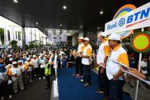 Direktur Utama Bank BTN, Maryono, bersiap-siap membuka acara funwalk HUT BTN ke-69 di Senayan, Jakarta, Minggu (10/02/2019).
