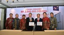 Presiden Direktur Gangnam District, Irwanto Oentung (keempat kiri), CEO PT Pollux Properti Indonesia Tbk., Nico Po (kelima kiri), CEO CNQC, Zhang Dong (keenam kiri) seusai penandatanganan kontrak kerja kontraktor superblok Gangnam District