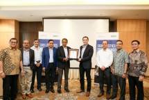Chairman Ramco Systems P. R. Venketrama Raja (tengah kiri) menyerahkan plakat kerja sama kepada President Director PT Cipta Krida Bahari (CKB Logistics) Iman Sjafei (tengah kanan) sebagai tanda kerja sama mengimplementasikan sistem Ramco ERP Logistic