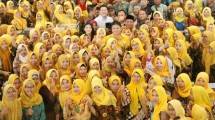 Menteri Perindustrian Airlangga Hartarto berfoto bersama dengan Karyawan Mitra Produksi Sigaret (MPS) dan Paguyuban Sampoerna Retail Community (SRC)