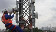 Pekerja memeriksa tower komunikasi milik XL Axiata. (Rizki Meirino/INDUSTRY.co.id) 