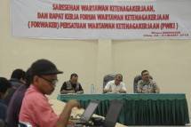 kiri-Kanan) Ketua Forwarker&ndash;PWKI Edi Hardum, Direktur Pelayanan Advokasi untuk Keadilan dan Perdamaian Indonesia(Padma) Indonesia Gabriel Goa dan Pengamat Ketenagakerjaan dan Jaminan Sosial, Timboel Siregar.
