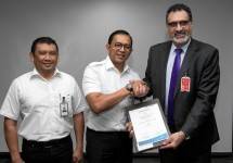 Bruno Bousquet -Tazar Marta Kurniawan dan I Wayan Susena, Direktur Teknis Garuda Indonesia (Foto Dok Industry.co.id)