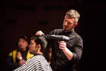 Alan Beak seorang barber profesional