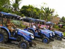 Traktor untuk membajak sawah
