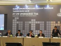 Direktur Utama PTPP, Lukman Hidayat (ketiga dari kiri), sedang memberikan penjelasan kepada wartawan pada konferensi pers usai RUPST di Hotel Pulman, Jakarta, Selasa (30/04/2019)