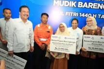 Dirut Perum Jamkrindo, Randi Anto saat penyerahan bantuan buat pemudik
