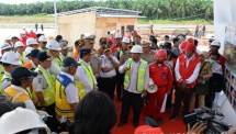 Menhub Budi K Sumadi dan Menteri PUPR meninjau res area di jalan tol Terbanggi Besar &ndash; Palembang, Sabtu (11/5). (Foto: Humas Kemenhub)
