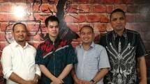 Bupati Aceh Besar Mawardi Ali saat berfoto bersama Asisten Deputi (Asdep) Pengembangan Destinasi Regional II Kementerian Pariwisata (Kemenpar) Reza Fahlevi di Jakarta 