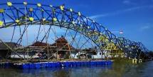 Jembatan dengan teknologi apung pertama di Indonesia, dibangun di Cilacap, Jawa Tengah