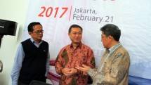 Direktur PT Bumi Serpong Damai Tbk Hermawan Wijaya (tengah), berbincang dengan Direktur Sinarmas Land Igneszj Kemalawarta (kiri) dan Managing Director President Office Dhony Rahajoe pada Sinarmas Land Outlook 2017, di Jakarta, Selasa (21/2) 