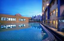 Berlokasi di jantung CBD (Central Business District) Gading Serpong, Atria Hotel & Residences memiliki 297 kamar elegan dengan 7 pilihan tipe kamar