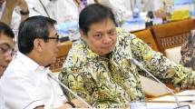 Menteri Perindustrian (Menperin) Airlangga Hartarto dan Menteri Hukum dan Hak Asasi Manusia (Menkum HAM), Yasonna Laoly berbincang hangat saat melakukan rapat kerja bersama Komisi VI Dewan Perwakilan Rakyat (DPR) RI