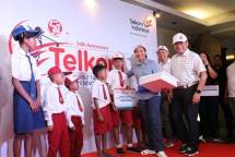 Menteri BUMN RI Rini M. Soemarno (ketiga dari kanan) didampingi oleh Direktur Utama Telkom Ririek Adriansyah (paling kanan) dan Direktur Human Capital Management Telkom Edi Witjara (kedua dari kanan) menyerahkan simbolis bantuan siswa berprestasi