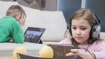 Ilustrasi anak sibuk main gadget.(Freepik)