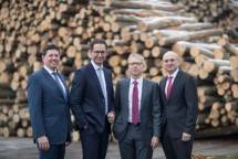 Stefan Doboczky (CEO) bersama pimpinan Lenzing AG di Austria