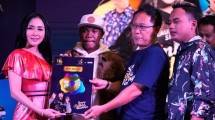 Pedangdut Ucie Sucieta Menerima Plakat Tanda Peluncuran singlenya Semua Akan Dangdut Pada Waktunya kolaborasi dengan NDX AKA