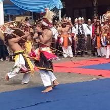 Tarian Caci bisa disebut permainan adu ketangkasan antara dua orang laki-laki. Keduanya mencambuk dan menangkis cambukan lawan secara bergantian. Atraksi mencambuk yang selingi dengan tarian ini terlihat begitu heroik dan indah.