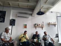 Peneliti dari Fakultas Ekonomi dan Bisnis Universitas Indonesia, Abdillah Ahsan, (kanan) saat diskusi tentang diskon rokok 