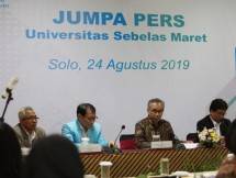 Ketua Dewan Komisioner OJK Wimboh Santoso di Universitas Sebelas Maret