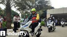 Menteri Perindustrian Airlangga Hartarto saat menjajal sepeda motor listrik produksi Honda (Foto: Ridwan/Industry.co.id)