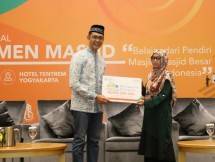 SEVP Bisnis Ritel dan Jaringan BNI Syariah, Iwan Abdi (kiri) menyerahkan secara simbolis BNI Deposito iB Hasanah