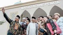Menteri Pariwisata (Menpar), Arief Yahya seusai meluncurkan masterplan pengembangan wisata religi di Kecamatan Tanara