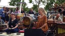 Pesinden asal Inggris Cathy Easburn dan Komunitas Gamelan Oxford, Inggris. (Foto: IST)