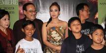 Erros Djarot bersama pemain film "Ku Tak Percaya Kamu Mati"