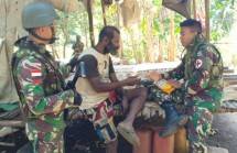 Satgas Yonif 411 Kostrad Berikan Layanan Kesehatan Waga di Bivak Papua 
