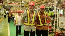 Direktur Hino, Santiko Wardoyo Bersama Ketua DPR Organda DIY, Agus Andrianto 