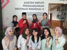 Wajib Berpakaian Adat Nusantara, Pegawai Kemenparekraf Terlihat Anggun dan Gagah