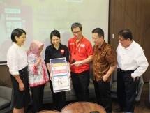 (Kiri-kanan) Director ACA Debie Wijaya bersama Chief Sales and Distribution Officer ADIRA INSURANCE SYARIAH Auralusia Rimadiana, Founder & CEO WE+ Fifi Henirawati, Marketing Director ALFAMART Ryan Alfons Kaloh, CEO SIMAS INSURTECH Teguh Aria Djana dan Director ACA Muljadi Kusuma saat memperkenalkan "Akses Klaim Terluas Pertama di Indonesia" pada Rabu, 20 November 2019 di Jakarta. WE+ sebagai market place asuransi bekerja sama dengan ALFAMART serta ACA, ADIRA INSURANCE SYARIAH dan SIMAS INSURTECH 