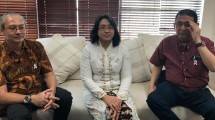 Kiri ke kanan : dr. Arif R. Hanafi, SpP(K) ; dr. Sita Andarini, SpP(K), PhD ; dr. A. Mulawarman, SpP(K)