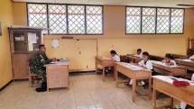 Satgas Yonif MR 411/Pdw Kostrad Berikan Motivasi Sebelum Ujian di Mulai