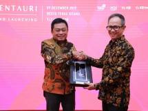 Direktur Utama Telkom Ririek Adriansyah (kiri) menyerahkan cindera mata kepada Wakil Menteri Luar Negeri RI Mahendra Siregar.