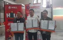 Penandatanganan kerjasama Pos Indonesia dengan SiCepat dan Haistar di Gedung Filateli Jakarta, Kamis 12 Desember 2019. (Kiri ke kanan) CEO Haistar Donny Maya Wardhana, Direktur Komersial Pos Indonesia Charles Sitorus dan CEO SiCepat The Kim Hai (sumber foto: beritasatu)