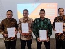 Direktur Bisnis Ritel Bank Muamalat, Purnomo B. Soetadi kiri